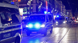 Die Polizei war laut eigenen Angaben am Montag wieder mehreren Hundert Beamten in der Innenstadt präsent.