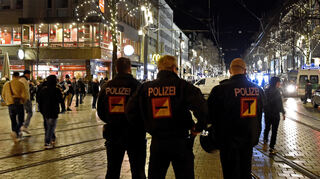 Am Montagabend haben sich erneut zahlreiche Menschen zu einer nicht erlaubten Demonstration in der Mannheimer Innenstadt zusammengefunden.