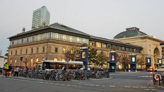 Fahrräder sieht man vor dem Mannheimer Hauptbahnhof in großer Menge. Dieselbusse sollen hingegen bald der Vergangenheit angehören.