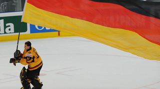 Unvergessen der Moment, als Dennis Endras mit riesiger Deutschland-Fahne nach dem gewonnenen WM-Viertelfinale gegen die Schweiz durch die SAP Arena kurvte.