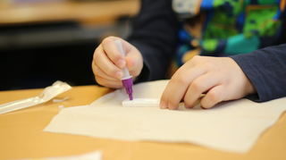 Nach den Weihnachtsferien müssen sich Schüler in Baden-Württemberg häufiger testen lassen - dafür stellt das Land Geld zur Verfügung. Die Kultusminister wollen die Schulen offen halten und haben ihren Kurs nun bestätigt.