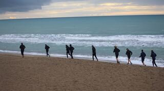 Die Buwe beim Strandlauf: Derzeit ist der SV Waldhof im Trainingslager im türkischen Belek.