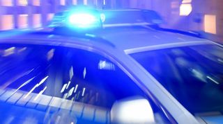 Gefäschte Impfausweise haben Ermittler bei Durchsuchungen in der Region entdeckt.