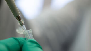 Ein Forscher zeigt im Landesgesundheitsamt Baden-Württemberg, wie ein PCR-Test für die Analyse auf Mutationen des Coronavirus vorbereitet wird.
