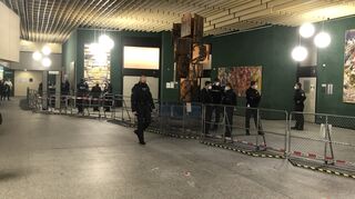 Zum Auftakt sichern viele Polizisten das Landgericht