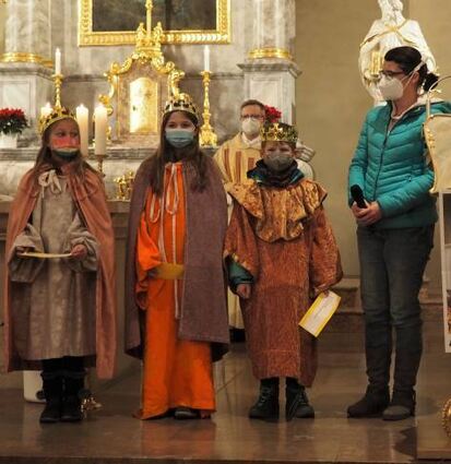 Die Sternsinger wirken beim Gottesdienst mit.