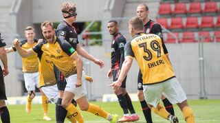 Pascal Sohm (l.) bejubelt sein Tor für Dynamo Dresden gegen SV Wehen Wiesbaden.