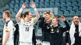 Rückraum-Routinier Kai Häfner (l.) und Timo Kastening freuen sich über den Testspiel-Sieg über die Schweiz.