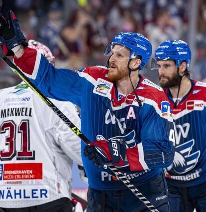Korbinian Holzer (l.) und Matthias Plachta gehören zu den Führungsspielern der Adler.