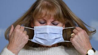 Einfache medizinische Masken wie diese, aufgesetzt am 10. Dezember von der sächsischen Sozialministerin Petra Köpping (SPD), sollen bald nicht mehr genügen.
