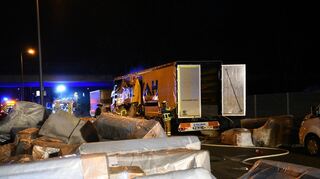 Der vollbeladene Sattelzug musste komplett entladen werden.