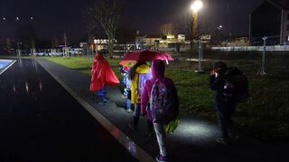 Unerschrocken über Stock und Stein: Die Laufbus-Kinder der Franklin-Schule sind bei jedem Wetter unterwegs – hier auf dem Loop des neuen Stadtteils.