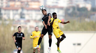 Magdeburgs Leon Bell Bell (L.) spielt gegen Mannheims Joseph Boyamba (R.).