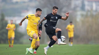 Waldhof gegen Magdeburg. Im Bild: Magdeburgs Kai Bruenker (L.) spielt gegen Mannheims Gerrit Gohlke (L.).