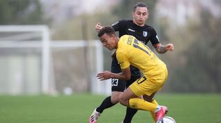 Marcel Costly (vorne) im Duell mit Magdeburgs Baris Atik.