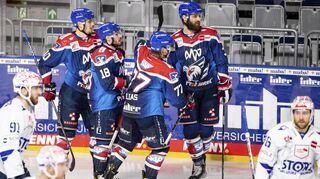 Jubel nach der zwischenzeitlichen 3:1-Führung der Adler gegen Schwenningen. Valentino Klos (v. l.), Torschütze Luca Tosto, Florian Elias und Thomas Larkin feiern.