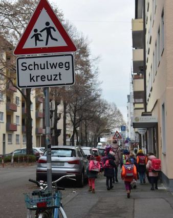 Laufbus in der Emil-Heckel-Straße auf dem Lindenhof.