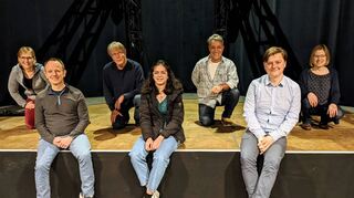 Die Theaterinitiative Ladenburg probt für geplante Aufführungen im Mai: Susanne Beier (v.l.), Simon Benz, Rainer Buchinger, Soraia Estevao, Bahattin Korkmaz, der neue Regisseur Tobias Schindler und Heike Ernst.