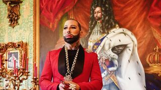 Modedesigner Harald Glööckler steht in einem Raum seines Hauses in Kirchheim an der Weinstraße. Im Januar zieht er für zwei Wochen ins RTL-Dschungelcamp.