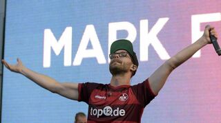 Gesungen hat Mark Forster auch schon auf dem Betzenberg (hier im Jahr 2016). Viel häufiger hat er aber als Fan die Mannschaft des FCK unterstützt.