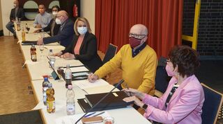 Der neue Magistrat bei der konstituierenden Sitzung des Parlaments im April 2021: Bürgermeisterin Bärbel Schader (CDU, v.r.) mit dem damals frisch ernannten Ersten Stadtrat Werner Klag (SPD), Julia Kilian-Engert und Reinhold Tremmel (beide CDU), Mutlu Dogan (Grüne) sowie Christoph Lang (Freie Wähler).