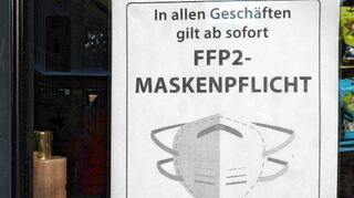 Schilder wie dieses hängen nun vor vielen Läden und anderen Innenräumen.