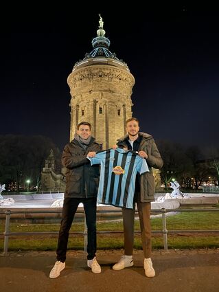 Neuzugang Pascal Sohm (l.) mit Sportchef Tim Schork.