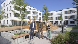 Die GGH baut aktuell unter anderem in Mark-Twain-Village. Im September 2021 (Bild) machten sich (v.l.) Ronald Odehnal (GGH), Bürgermeister Jürgen Odszuck und Peter Bresinski (GGH) ein Bild von den Neubauten an der Römerstraße.