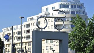 Das Drais-Denkmal vor dem Seniorenzentrum Rheinauer Tor – attraktiver Ortseingang für die Rheinau.