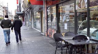 Kein schöner Anblick ist die Verschmutzung der Außengastronomie in der Breiten Straße.