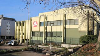 Zunächst sollte nur der Brandschutz im Gebäude der Arbeitsagentur modernisiert werden, doch kam immer mehr dazu. Nun ist ein Ende der Bauarbeiten in Sicht.