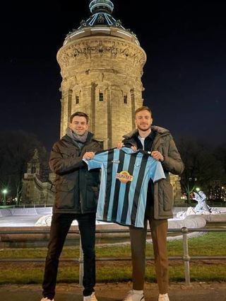 Spätabends am Wasserturm: Tim Schork (l.) mit Neuzugang Pascal Sohm.
