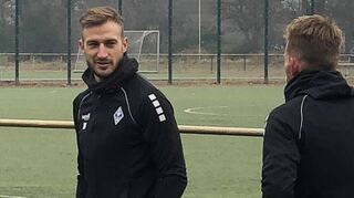 Erstes Training mit den neuen Kollegen: Pascal Sohm (l.) unterhält sich am Donnerstag beim Dehnen am Alsenweg mit Marc Schnatterer.