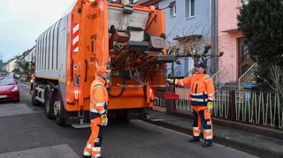 Frühmorgens in der Donarstraße (Gartenstadt): Daniel Schüller (v.l.) und Torsten Boese leeren pünktlich und planmäßig die Bio-Tonne.