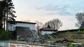 Das alte Hebewerk in Neckarhausen (hinten) kann erst außer Betrieb gehen, wenn das neue fertig ist, also im Laufe des Jahres 2023.