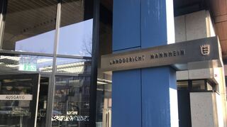 Nach den Messerstichen läuft der Prozess gegen einen 44-Jährigen vor dem Landgericht Mannheim.