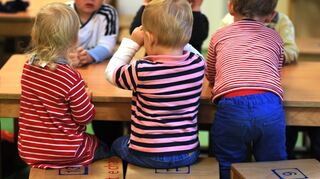 Kinder spielen am in einer Kinderkrippe: Der bundesweite Personalmangel in Kindertagesstätten wird jetzt auch in Mannheim spürbarer als bisher.