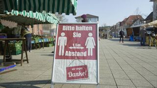 Auf dem Lampertheimer Schillerplatz gilt zwar keine generelle Maskenpflicht, aber im Gedränge oder in Warteschlangen, wenn der Mindestabstand nicht eingehalten werden kann, muss eine Mund-Nasen-Bedeckung getragen werden.