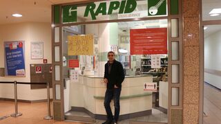 Advar Tolu vor seinem Laden im Ludwigshafener Rathaus-Center. Es ist das letzte geöffnete Geschäft in dem eigentlich geschlossenen Einkaufszentrum