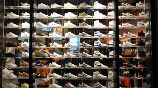 Das Symbolbild zeigt unzählige Turnschuhe und Sneaker in einem Schaufenster. So ähnlich könnten bald zwei neue Läden in O 7 und P 7 dekoriert sein.