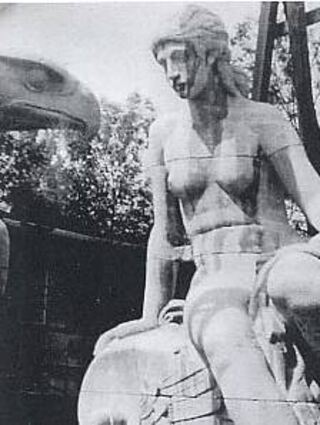 Nackte Frauenfiguren – hier als Huldigung des Schienenverkehrs.