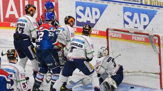 Viel Verkehr vor dem Eisbären-Tor: Mannheims Thomas Larkin (Nr.37) trifft zum 1:0.
