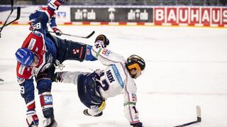 David Wolf von den Adler Mannheim und Eric Mik von den Eisbären Berlin im Zweikampf. Am Ende siegten die Adler mit 3:2.