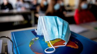 Einige Bundesländer überlegen, die Maskenpflicht an Schulen abzuschaffen. RKI-Chef Lothar Wieler würde die Schutzmaßnahmen lieber noch beibehalten.