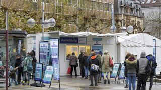 Private Testzentren prägen das Stadtbild – wie hier am Heidelberger Bismarckplatz.