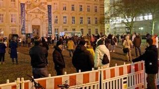 Etwa 150 Menschen kamen auf dem Toulonplatz zusammen.