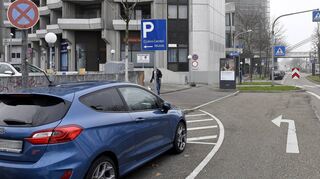 In der Mulde an der Ostseite des Collini Center (hier die Zufahrt) sind 200 Stellplätze für Dauerparker reserviert, Kurzzeitparker müssen weichen.