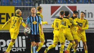Auch SVW-Kapitän Marcel Seegert war bedient, im Hintergrund feiern die Dortmunder den 3:1-Sieg in Mannheim, bei dem Tobias Raschl (re.) zum Endstand traf.