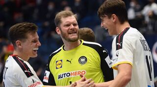 Christoph Steinert (v.l.), Johannes Bitter und Julian Köster freuen sich über den klaren Sieg im letzten Gruppenspiel.