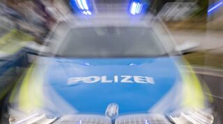 Bei einer Personenkontrolle in Mannheim wurden zwei Polizisten verletzt.